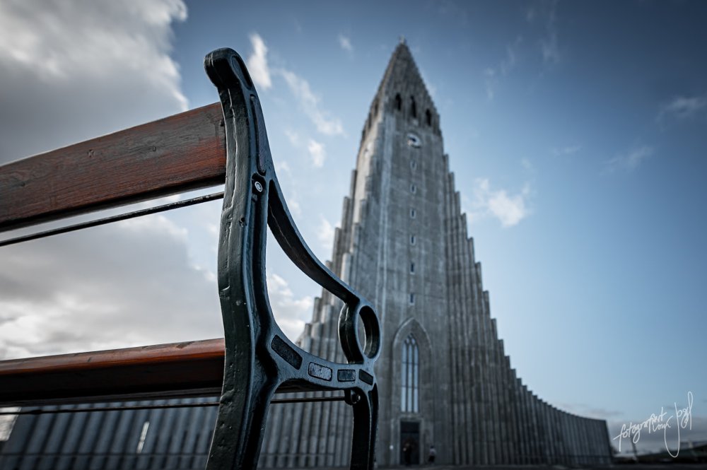 Bank vor Hallgrímskirkja