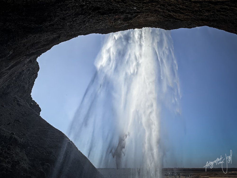 Hinter dem Seljalandsfoss