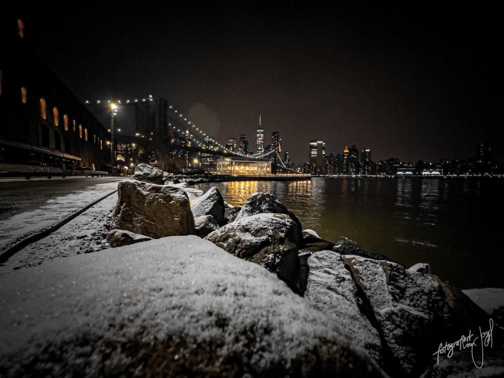 DUMBO, Schnee, Brooklyn Bridge und Skyline von Downtown Manhattan