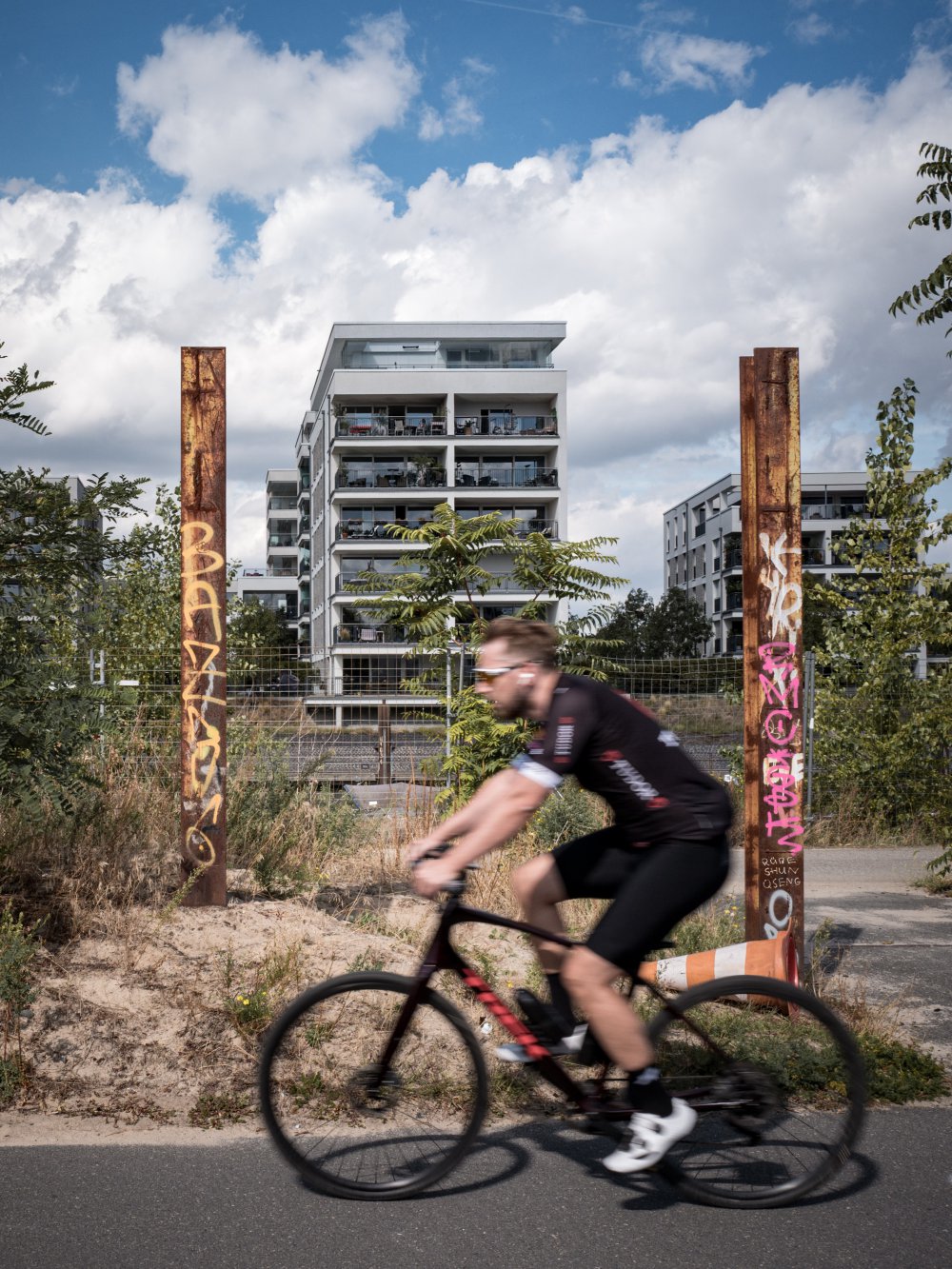 Radfahrer vor Neubauten