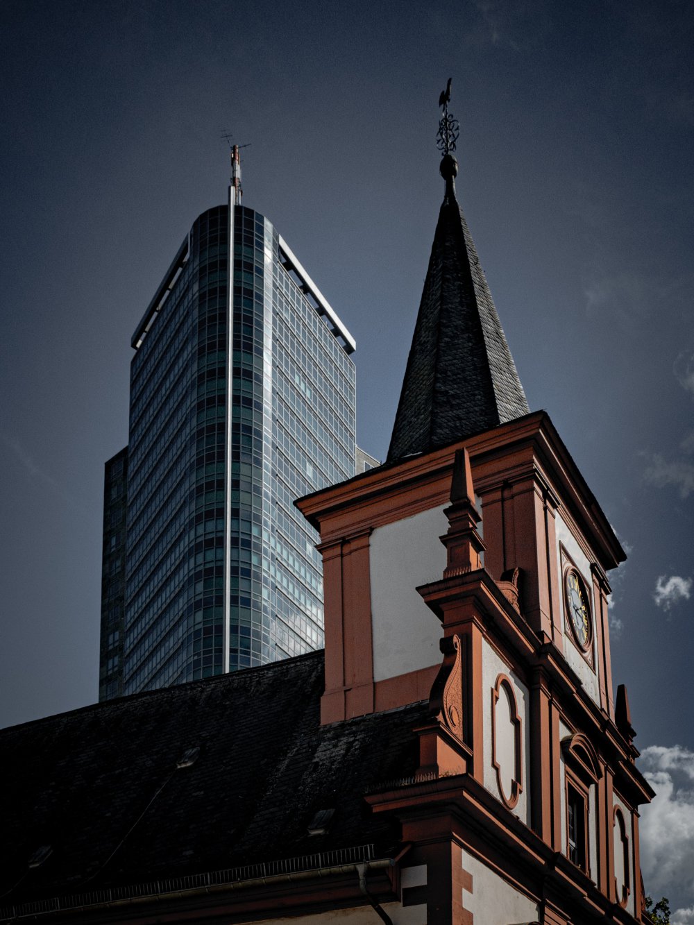 Kirchturm vor Hochhaus