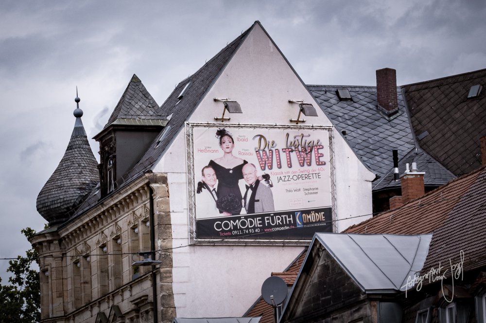 Plakat an einer Giebelwand