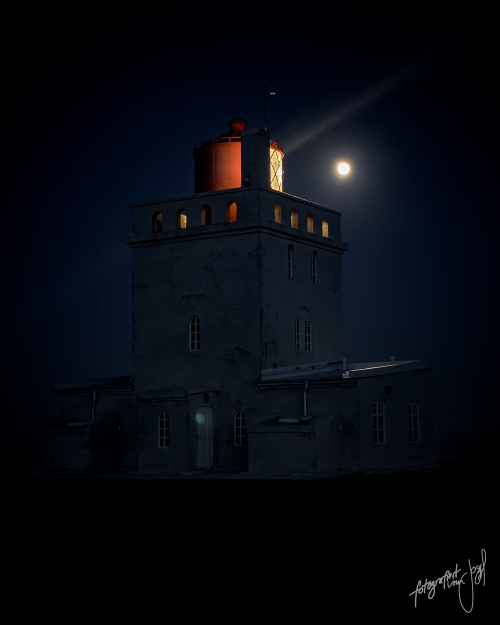 Leuchtturm von Dyrhólaey bei Nacht