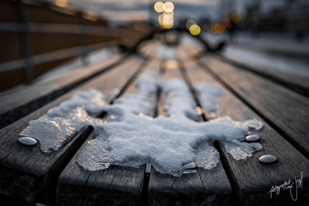 Schneereste auf einer Bank