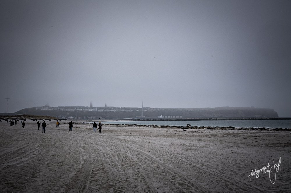 Strand unter grauem Himmel