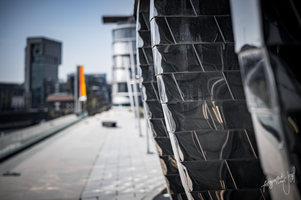 Spiegelnde Fassade am Medienhafen
