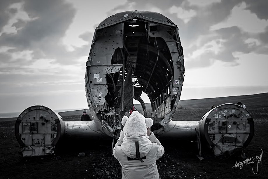 Vor dem Flugzeugwrack