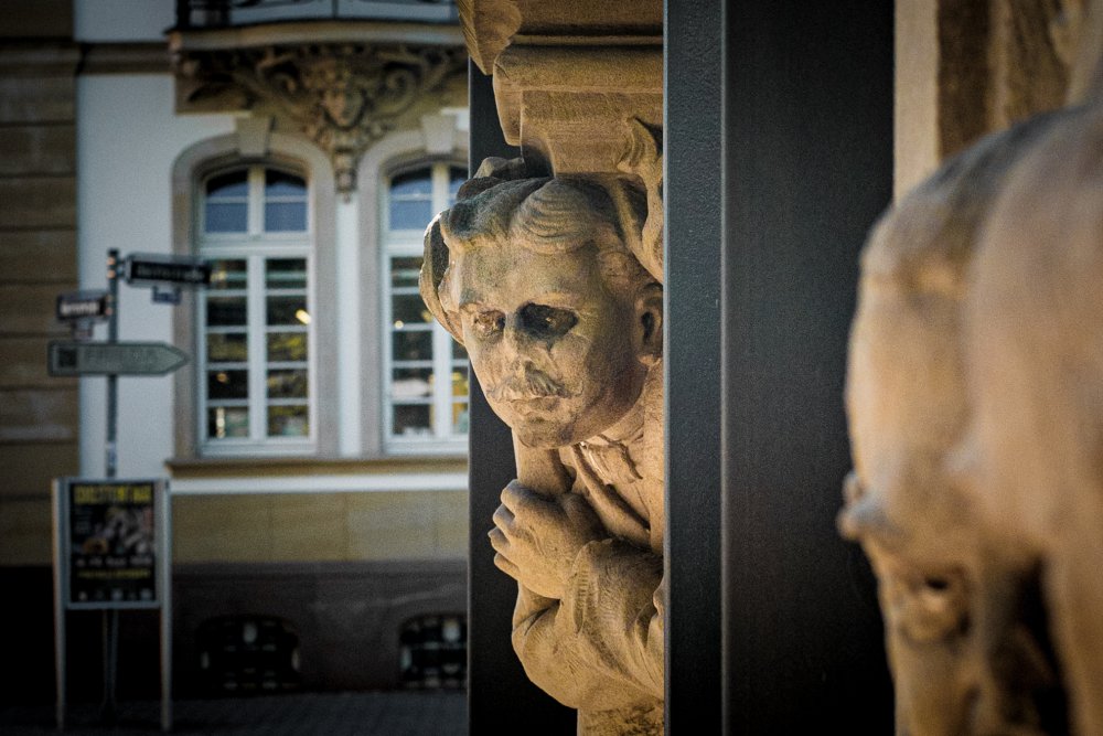 Steinfiguren im Schatten