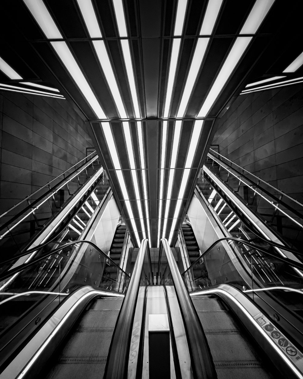 Rolltreppen unter Lichtstreifen