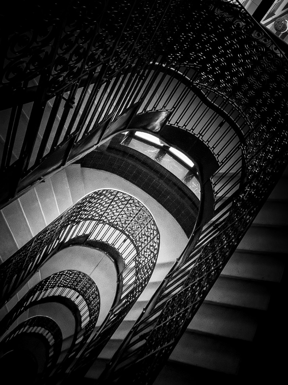 Wendeltreppe mit Eisengeländer