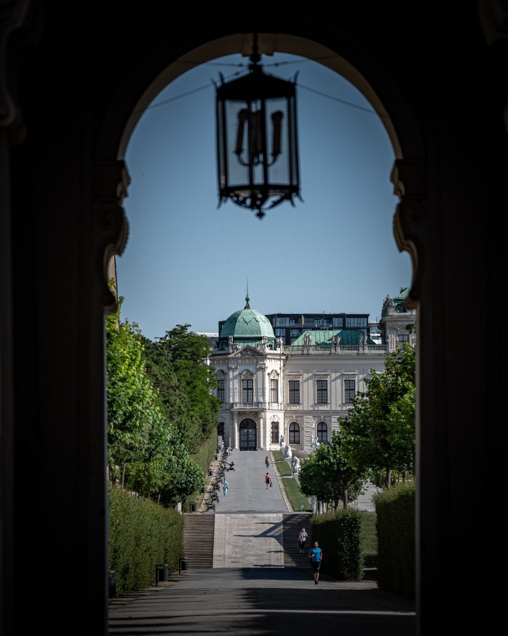 Blick durch den Torbogen
