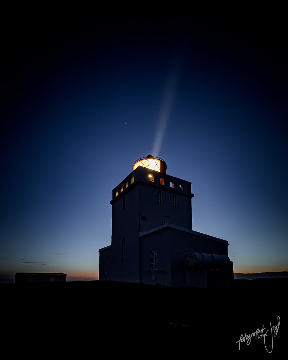 Leuchtturm von Dyrhólaey bei Nacht