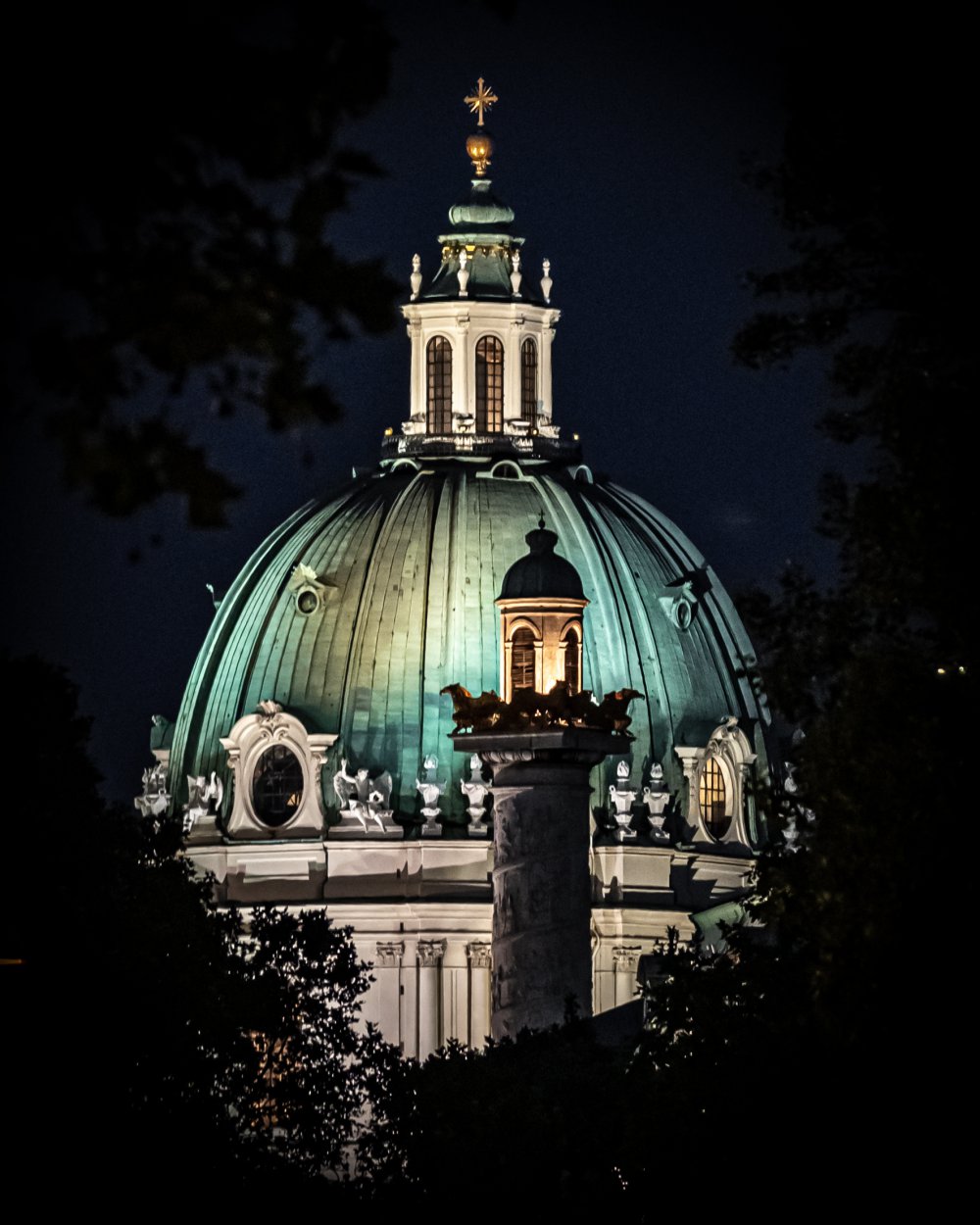 Kuppel der Karlskirche bei Nacht