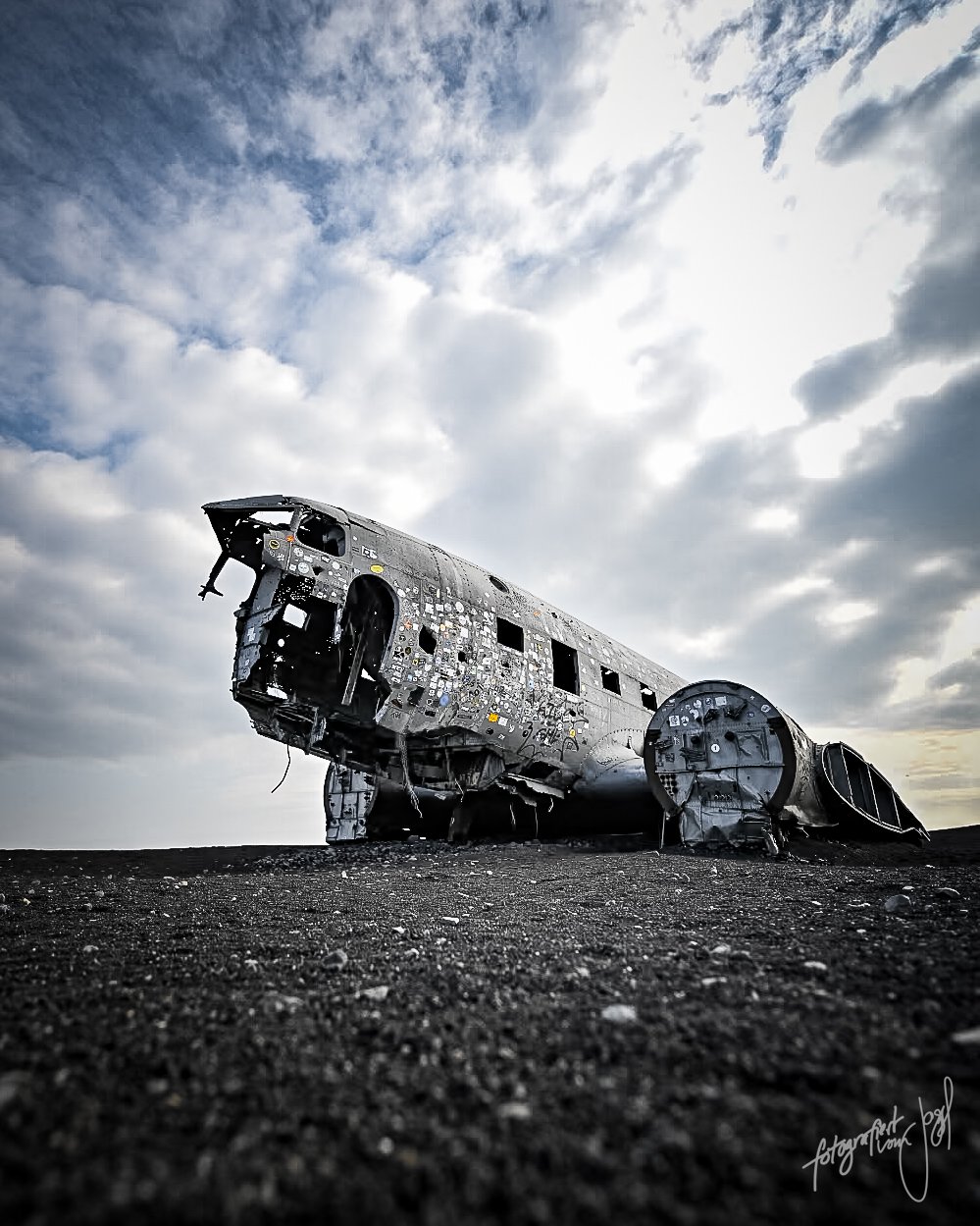 Wrack einer DC-3 am schwarzen Strand