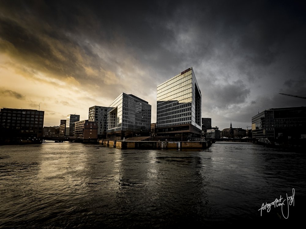 Spiegel-Gebäude am Wasser