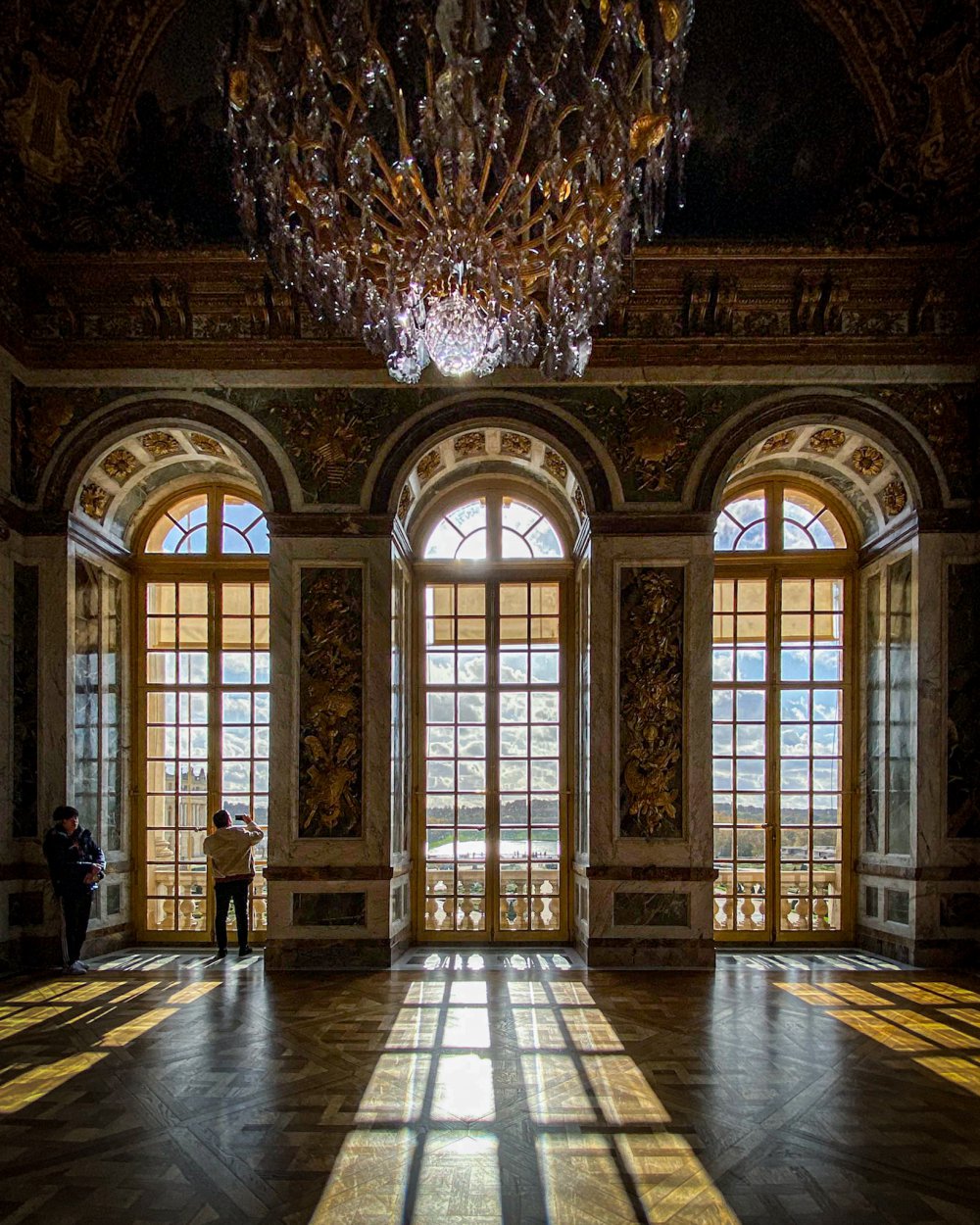 Kronleuchter und Fensterlicht