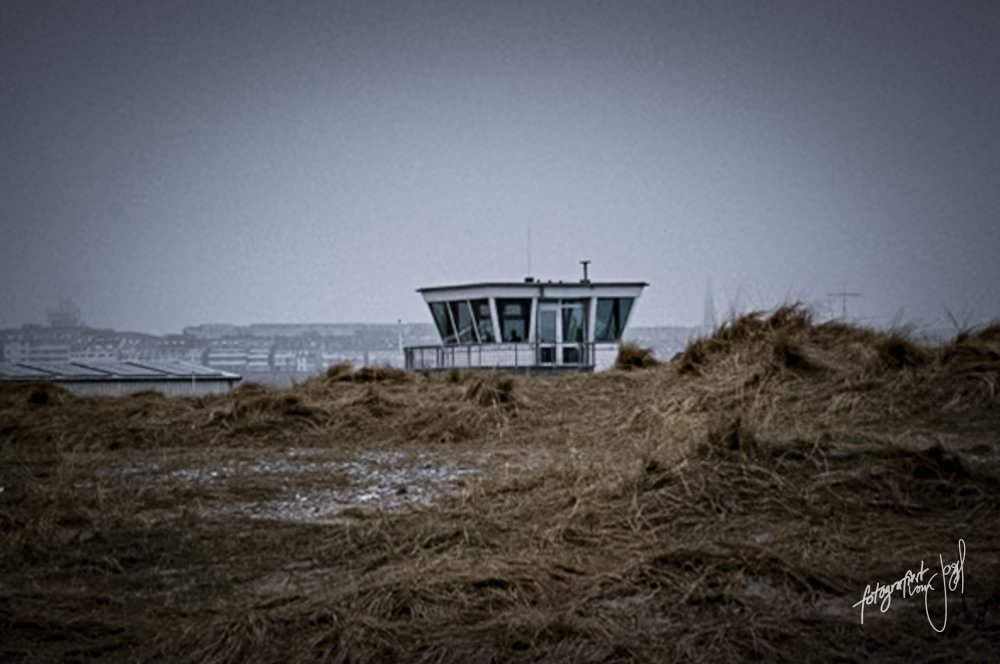 Gebäude hinter den Dünen