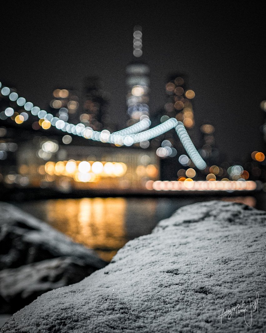 Blick von Brooklyn aus auf die Brooklyn Bridge und die Skyline von Downtown Manhattan