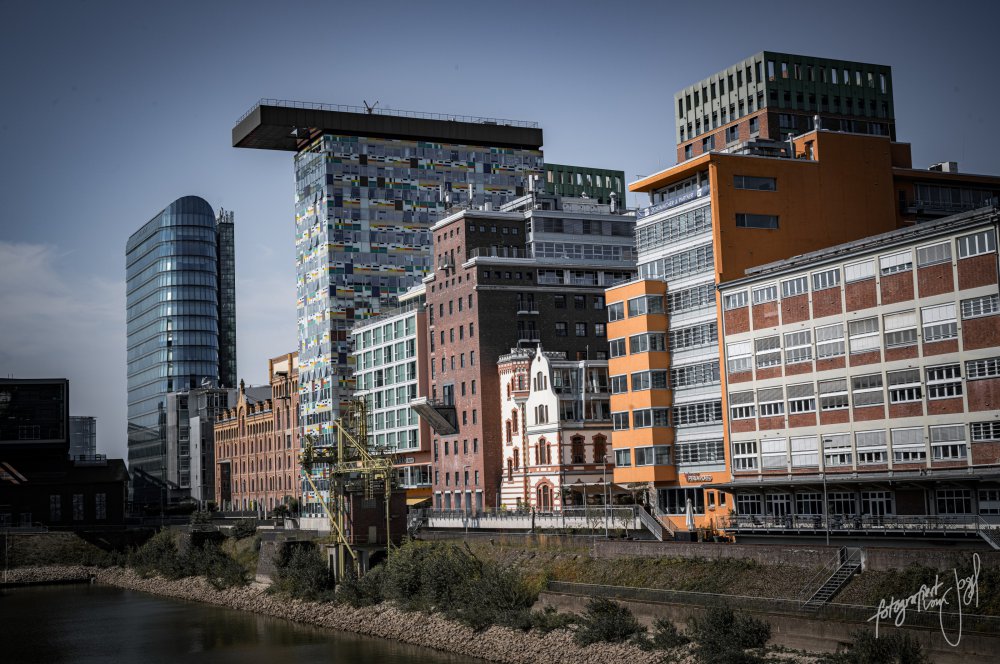 Gebäudefront am Medienhafen