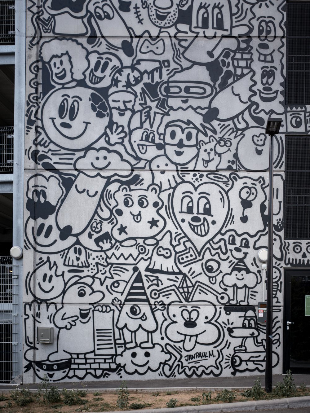 Figurenmural am Messeparkhaus