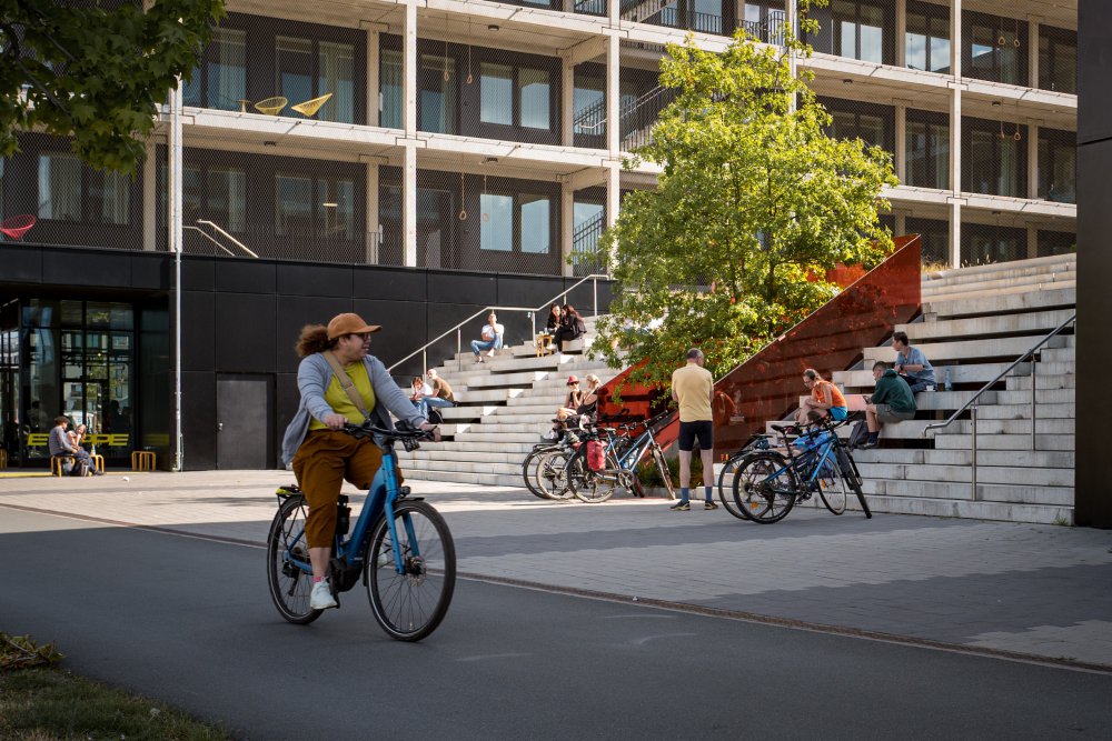 Radfahrerin vor der Freitreppe