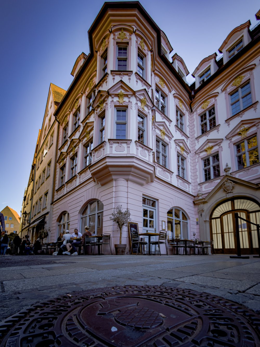 Fassade mit Straßencafé