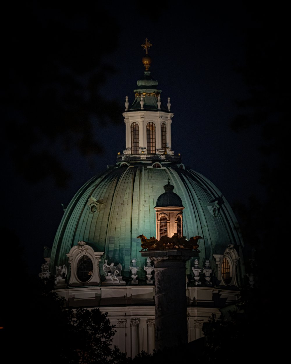 Kuppel der Karlskirche bei Nacht