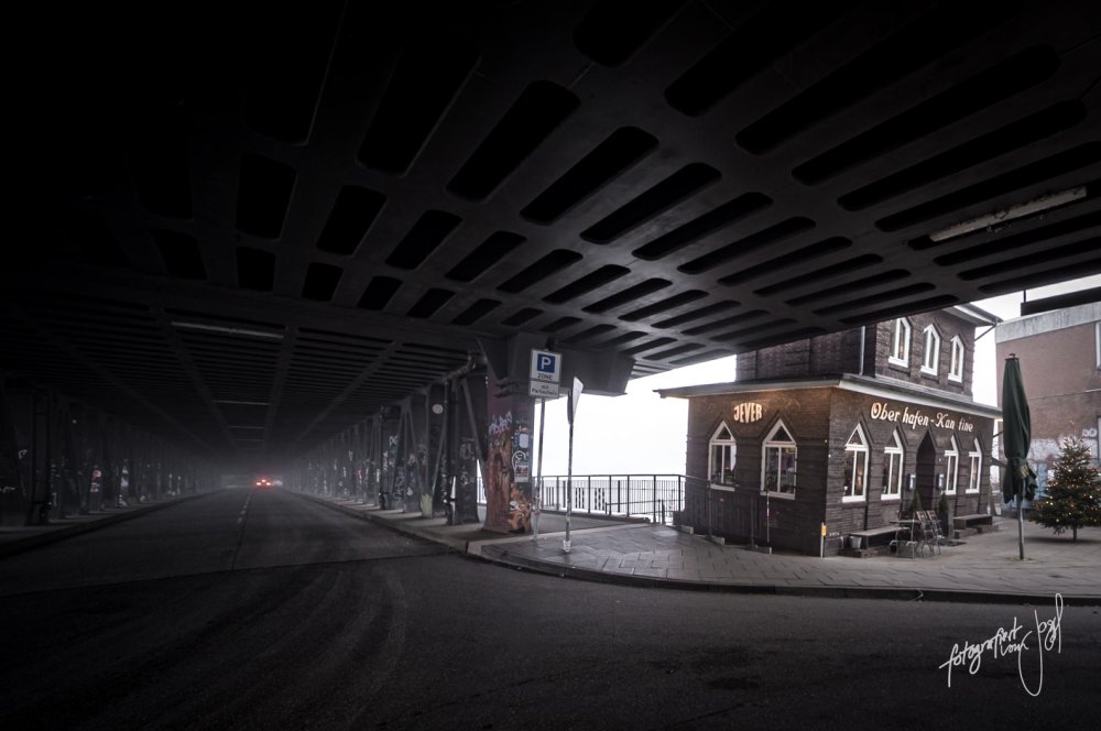Oberhafenkantine unter der Brücke