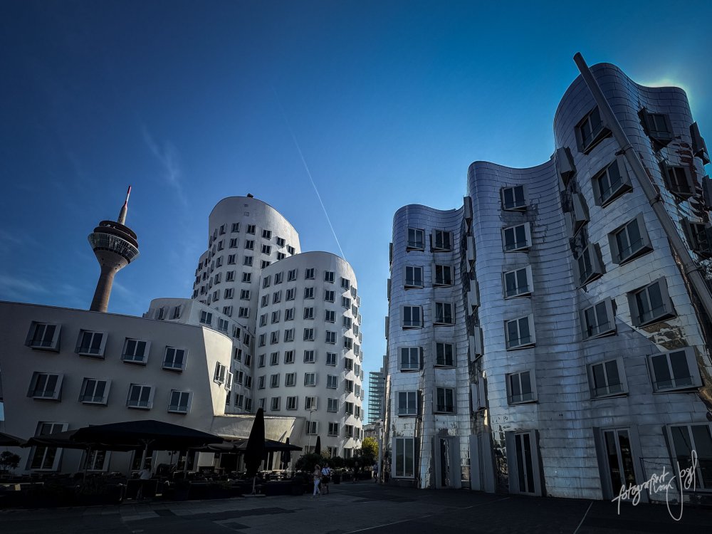 Neuer Zollhof mit Rheinturm