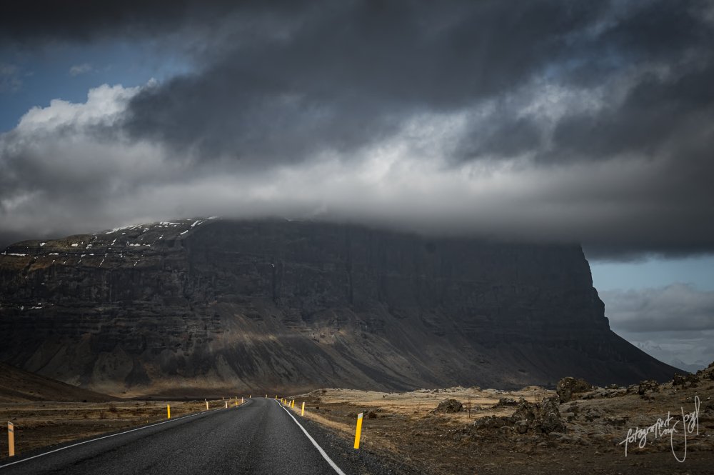 Straße unter dunklen Wolken
