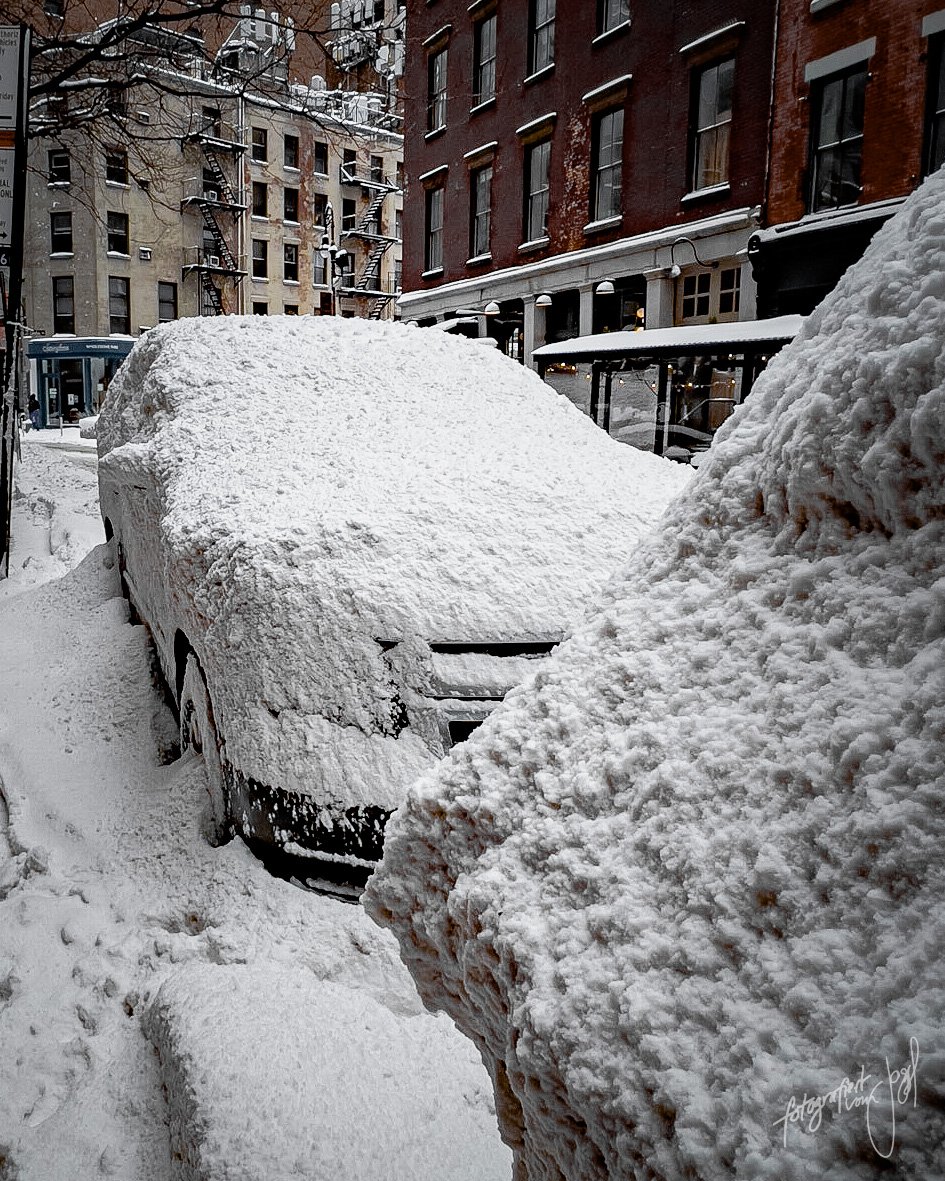Verschneite Autos in Manhattan