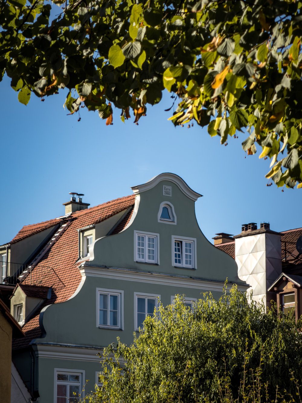 Grüne Giebelfassade
