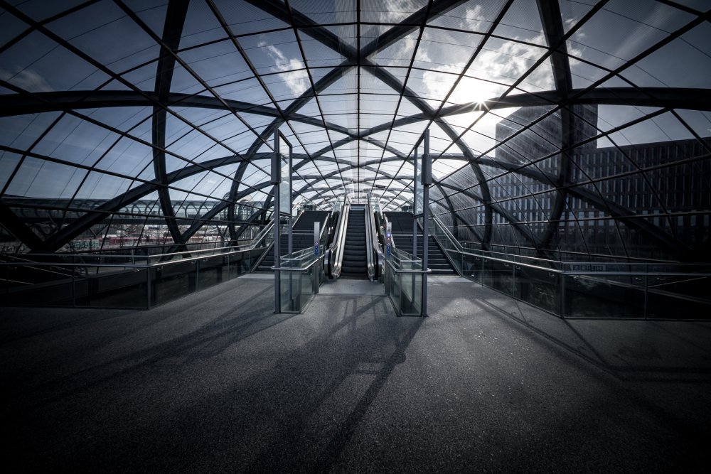 Rolltreppen unter Glasdach