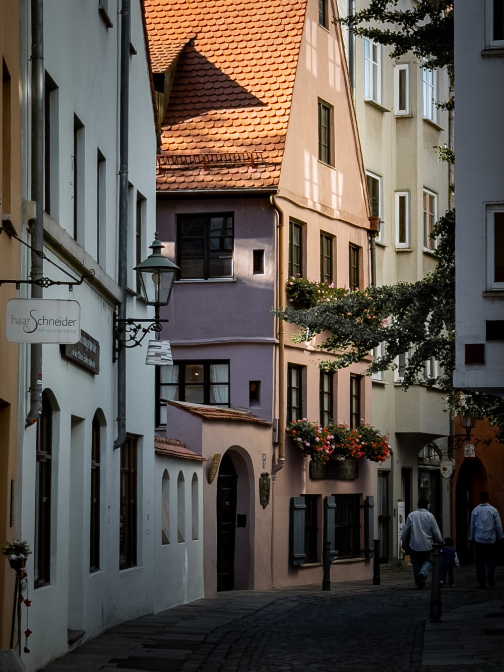Gasse mit farbigen Fassaden