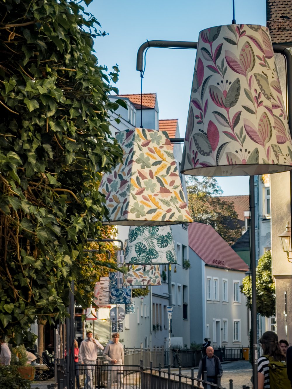 Lampenschirme über der Gasse